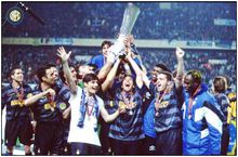 国际米兰捧起1997-1998赛季联盟杯