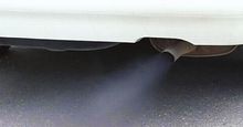 汽车排气管排出内燃机废气
