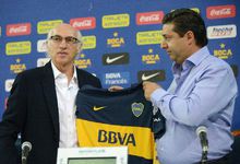 卡洛斯·比安奇接过博卡青年队球衣 卡洛斯·比安奇接过博卡青年队球衣