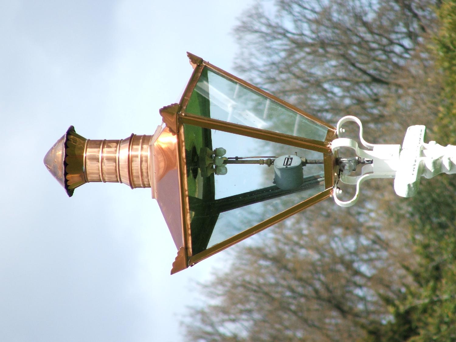 护网的)安全灯  gas lamp 煤气灯 gas arc lamp煤 气灯, 充气弧光灯