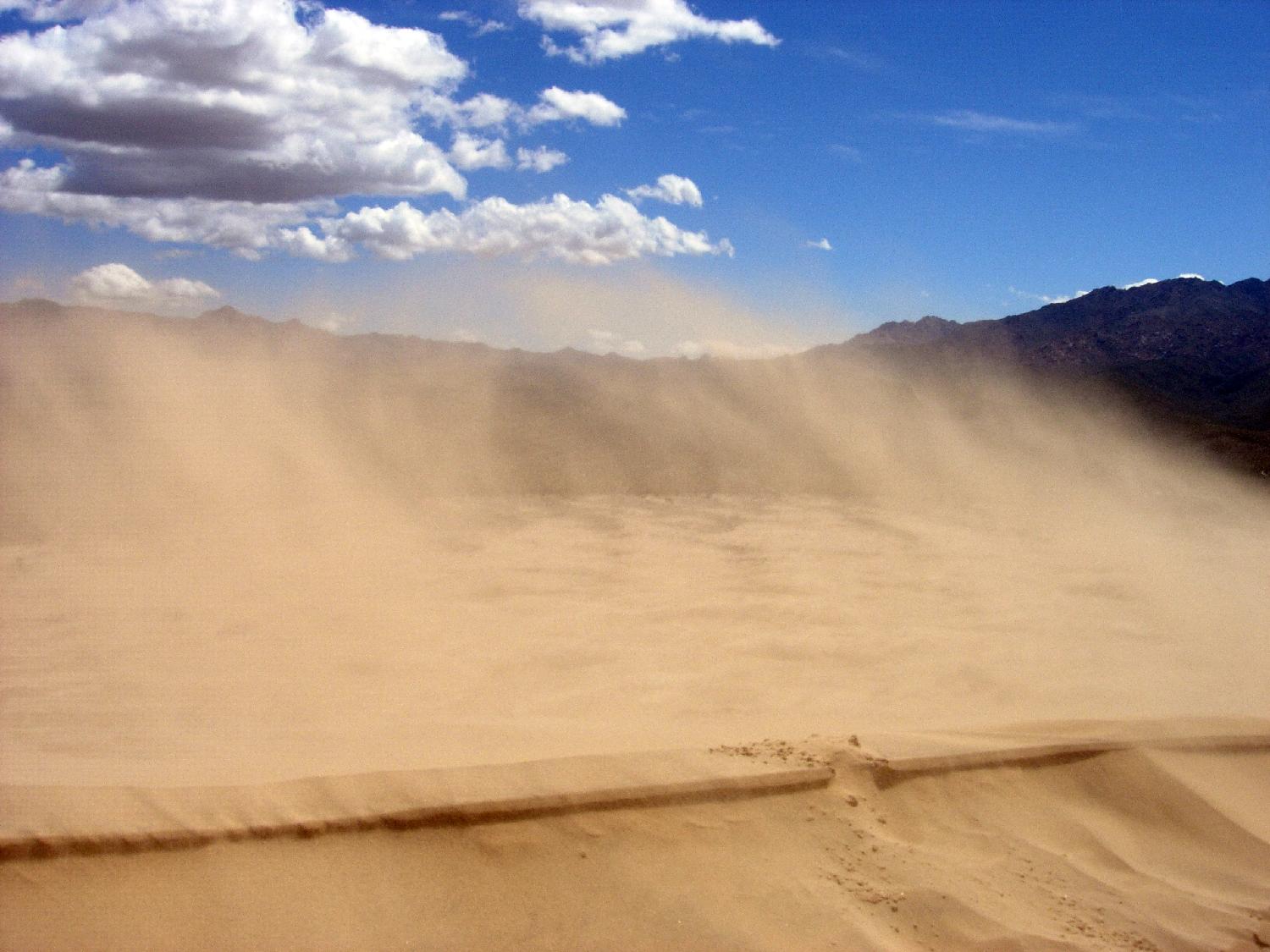 blowing dust or blowing sand 高吹尘或高吹沙 sand blowing 喷砂