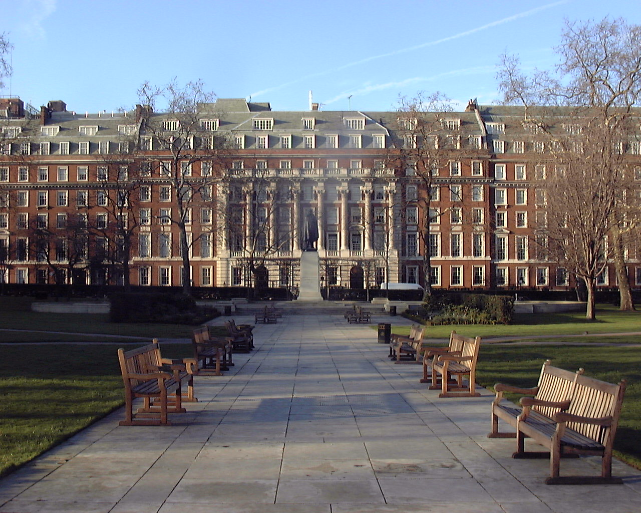 伦敦格罗夫纳广场 网络释义英英释义                   格罗夫纳广场